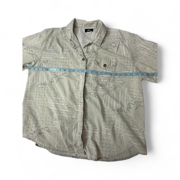 Light Tan Floral Shirt
 Size on picture no label on shirt 
Tap - Picture 3 of 5